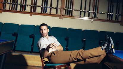 Miguel Ángel Silvestre posa para ICON con polo Emporio Armani, pantalón Sandro Paris y sus propias botas Gucci.