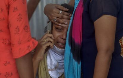 El pasado 21 de abril, al menos 22 pacientes con covid-19 murieron en un hospital de Maharashtra, tras una fuga de un tanque de oxígeno. En la imagen, un familiar de una víctima de covid llora en el exterior de un hospital de Bombay, este lunes.