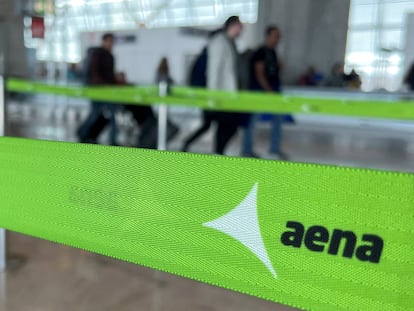 El logotipo de Aena en una de las zonas de embarque de la T4 de Madrid-Barajas.