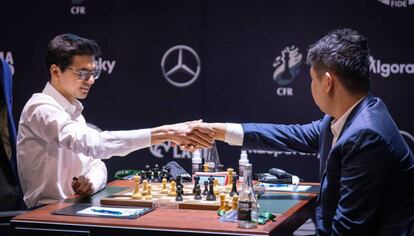 Hao Wang felicita a Giri en señal de rendición, hoy en Yekaterimburgo