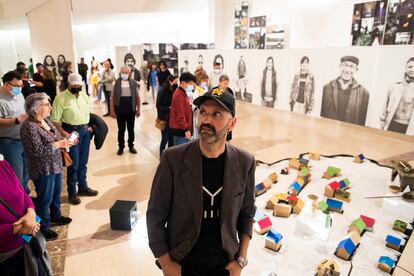 Mateo Feijóo, el pasado viernes en la instalación artística que ha creado en la Cidade da Cultura de Santiago, con los vecinos de Vilar al fondo.