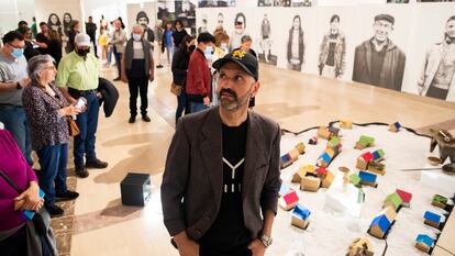 Mateo Feijóo, el pasado viernes en la instalación artística que ha creado en la Cidade da Cultura de Santiago, con los vecinos de Vilar al fondo.