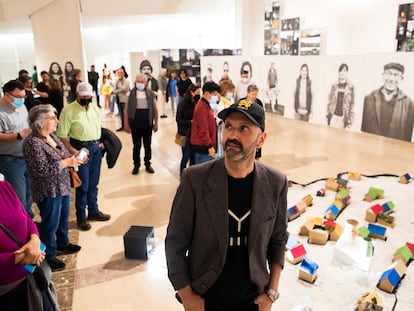 Mateo Feijóo, el pasado viernes en la instalación artística que ha creado en la Cidade da Cultura de Santiago, con los vecinos de Vilar al fondo.