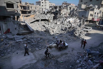 Edificios destruidos por los bombardeos sobre el campo de refugiados de Maghazi, este viernes en la Franja.