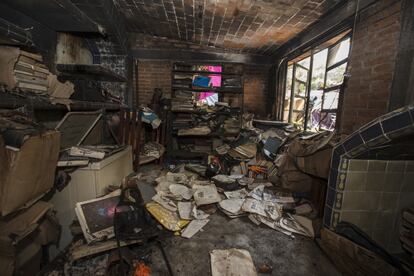 El cuarto donde dormía Sol Cifuentes la noche en la que la asesinaron. Cuando el pasado 19 de septiembre la tierra tembló en México, su casa se vio seriamente afectada. Se quedaron con la mitad de la propiedad apuntalada por barrotes de hierro y madera y la joven, de 22 años, había instalado su nueva habitación en un edificio apartado en el jardín. Las llamas se ensañaron con este espacio y con la recámara de su madre, en el primer piso de la vivienda. Cuando llegaron los bomberos, el cadáver de Sol estaba prácticamente consumido por el fuego.