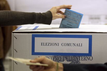 Una mujer vota en Milán en las elecciones municipales.