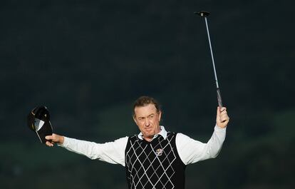 El español Miguel Ángel Jimenez celebra su victoria en partido en la modalidad de <i>Fourball & Foursome</i> celebrado en la segunda jornada.