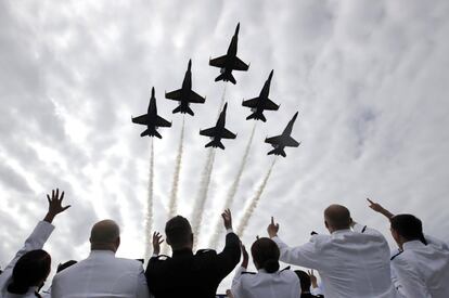 El escuadrón los Ángeles Azules realizan una exhibición durante la ceremonia de graduación de marines en Annapolis.