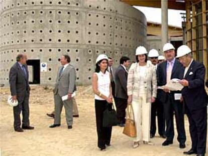 Mercedes de la Merced, alcaldesa en funciones de Madrid, durante la visita al polideportivo, en Barajas.