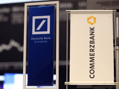 Los logos de Deutsche Bank y Commerzbank en la Bolsa de Fr&aacute;ncfort.