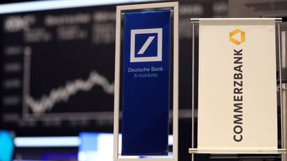 Los logos de Deutsche Bank y Commerzbank en la Bolsa de Fr&aacute;ncfort.