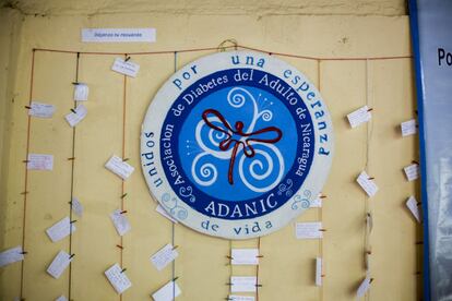 Logotipo de la Asociación de la Diabetes del Adulto en Nicaragua. Está rodeado de papeles en los que voluntarios y pacientes han escrito sus recuerdos en el centro.