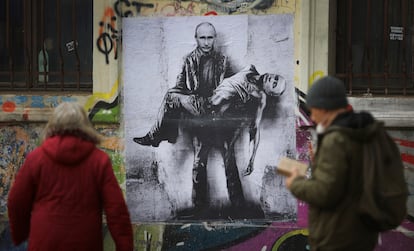 Mural del artista búlgaro Stanislav Belovski, en una pared de Sofía (Bulgaria).