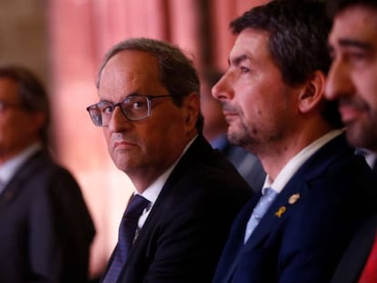 El presidente de la Generalitat, Quim Torra, acompañado del presidente de la Cambra de Barcelona, Joan Canadell (d), este martes.