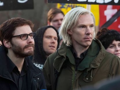 Daniel Br&uuml;hl y Benedict Cumberbatch, en &#039;El quinto poder&#039;.