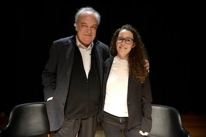 Enrique Vila-Matas y Anna María Iglesia, en la biblioteca Agustí Centelles en 2017, en una imagen cedida por Iglesia y tomada tras la presentación de 'Mac y su contratiempo'.