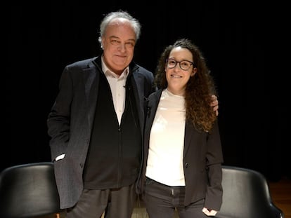 Enrique Vila-Matas y Anna María Iglesia, en la biblioteca Agustí Centelles en 2017, en una imagen cedida por Iglesia y tomada tras la presentación de 'Mac y su contratiempo'.