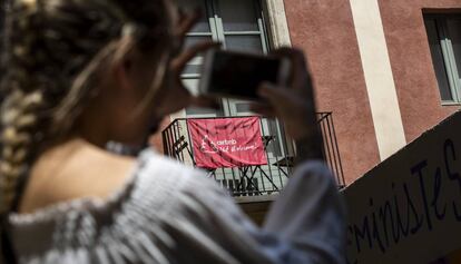 Pancarta contra la plataforma Airbnb en un carrer de Ciutat Vella.