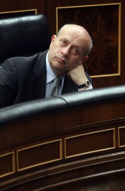 Jos&eacute; Ignacio Wert listens to lawmakers in Congress.