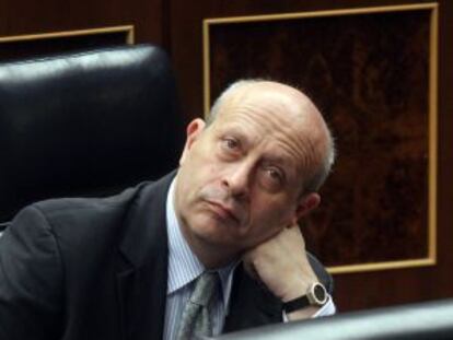 Jos&eacute; Ignacio Wert listens to lawmakers in Congress.