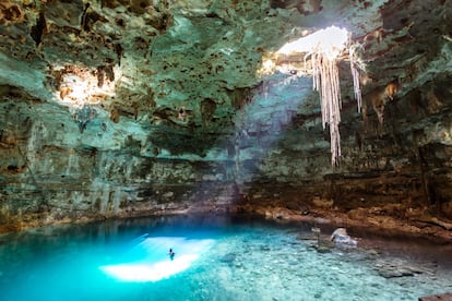 <a href="https://www.visitmexico.com/" target="_blank">México</a> fue uno de los primeros países que descubrió los encantos que la costa caribeña podía tener para los turistas de todo el mundo y desarrolló, desde cero, un proyecto turístico innovador en torno a Cancún. Después vinieron Riviera Maya, Tulum y las regiones vecinos. Allí llegan millones de personas atraídas por el sol y las playas de postal, las 'infinity pools' de los hoteles y los grandes complejos turísticos. El mar resulta bellísimo, el buceo fantástico… pero hay mucho más para completar la experiencia: a solo dos horas de viaje al oeste aguarda Mérida, la capital del Estado de <a href="https://yucatan.travel/" target="_blank">Yucatán</a>, encantadora ciudad colonial, y están los cenotes cercanos para probar el buceo o el baño en estas pozas en las que ya se sumergieron los primeros mayas. Y, por supuesto, aquí se encuentran las majestuosas ruinas mayas de Chichen Itzá, entre otras. Y Cozumel, y el parque nacional Isla Contoy, y las selvas que esconden ruinas mayas como las de Cobá o Calakmul, y parques acuáticos impresionantes como los de Xel-Há…