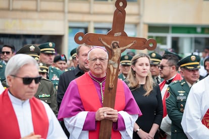 Monseñor Gabriel Ángel Villa Vahos, arzobispo de la Arquidiócesis de Tunja, sostiene una cruz durante una misa el pasado 18 de abril de 2025.