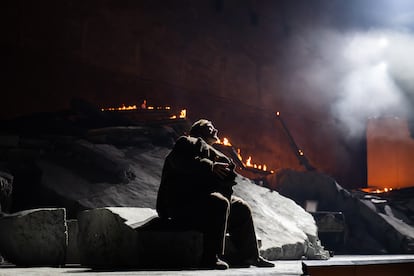 Baritone Jacques Imbrailo (Andréi) at the beginning of the monologue that closes the second sequence of the opera ‘Three Sisters’.