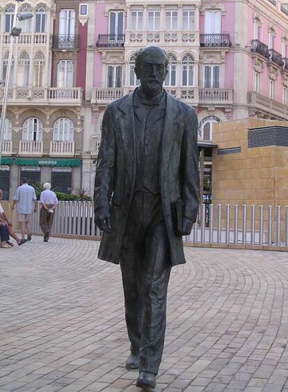 Estatua de Nicolás Salmerón en el centro de Almería.