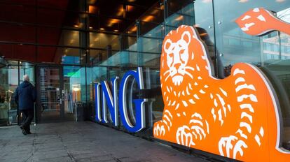 Un cliente de ING entra en una de las oficinas de la compa&ntilde;&iacute;a.