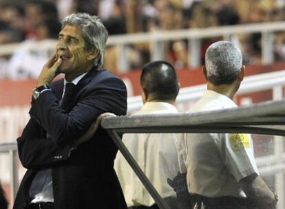 Manuel Pellegrini, acodado en el banquillo del Madrid en el estadio Sánchez Pizjuán.