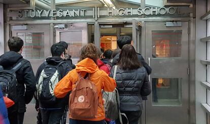 Alumnos a la llegada al centro de bachillerato Stuyvesant