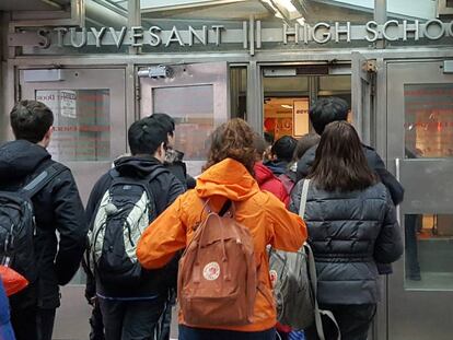 Alunos na entrada do colégio Stuyvesant.