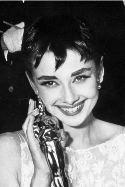 Razzie: Los iconos de estilo también tienen días flojos en cuanto a peinados se refiere. No dudamos de la belleza y elegancia eterna de Audrey Hepburn, y es innegable que el Givenchy floreado con el que recogió su Oscar por Vacaciones en Roma (1954) sea uno de los mejores looks de Oscar de toda la historia; pero este corte pixie no fue el más favorecedor de su carrera.