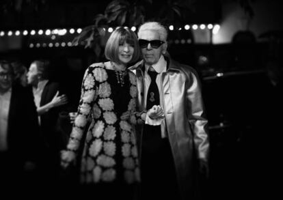Karl Lagerfeld y la editora de Vogue, Anna Wintour, posan para los medios gráficos durante la exposición de la casa de moda Chanel en el MoMA, en 2005.
