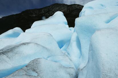 Ciertas partes de los glaciares adquieren una tonalidad azulada debido a la luz refracción.