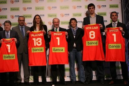 José Luis Sáez, Amaya Valdemoro, Rodrigo Rato, Elisa Aguilar, Víctor Claver y Sergio Scariolo en la foto de familia tras la firma del acuerdo de patrocinio entre la FEB y Bankia.
