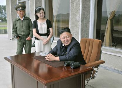 Kim Jong-un junto a su mujer Ri Sol-Ju durante una visita a la Unidad 1017 de la Fuerza Aérea y Antiaérea del Ejército Popular Coreano. Fotografía sin fecha publicada por la KCNA el 21 de junio de 2013.