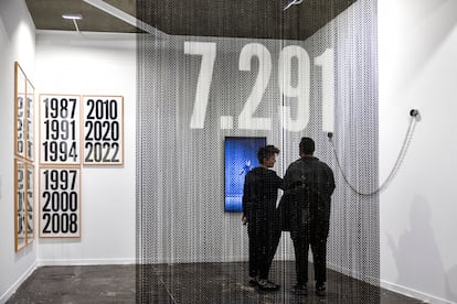 Varias personas observan la obra 'Tapiz 7291', del artista español Ramón Mateos, en Arco.