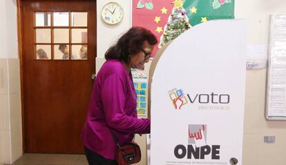 Una mujer vota, el domingo, en la consulta sobre los cambios constitucionales.