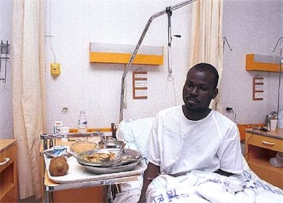 Yazeé, uno de los subsaharianos rescatados, durante su estancia en el hospital de Tenerife.
