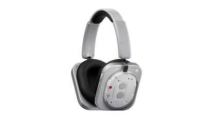 Auriculares para viajar sobre fondo blanco.