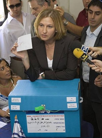 Tzipi Livni, en el momento de depositar ayer su voto en Tel Aviv.