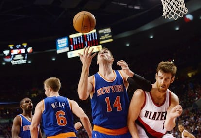 Victor Claver y Jason Smith pugnan por el balón, en el partido que enfrentó al Portland y a los Knicks.