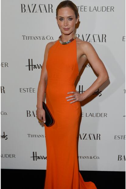 Emily Blunt lució un espectacular diseño naranja de Alexander McQueen con cuello halter de pedrería.