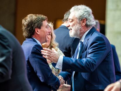 El alcalde de Madrid, José Luis Martínez-Almeida, se saluda con Miguel Ángel Rodríguez, el jefe de gabinete de la presidenta regional, Isabel Díaz Ayuso, el 2 de mayo.