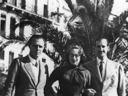 Desde la izquierda, Adolfo Bioy Casares, Silvina Ocampo y Enrique Luis Drago, en Cannes en 1949.