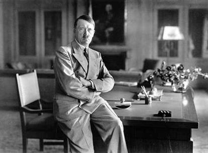 Hitler, en el salón de la casa Wachenfeld, en el Berghof, que ordenó transformar en su despacho.