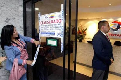Las oficinas de Total en Caracas fueron clausuradas temporalmente el pasado día 16, después de que el organismo recaudador reclamara una deuda tributaria de 108 millones de dólares por impagos entre los años 2001 y 2004.