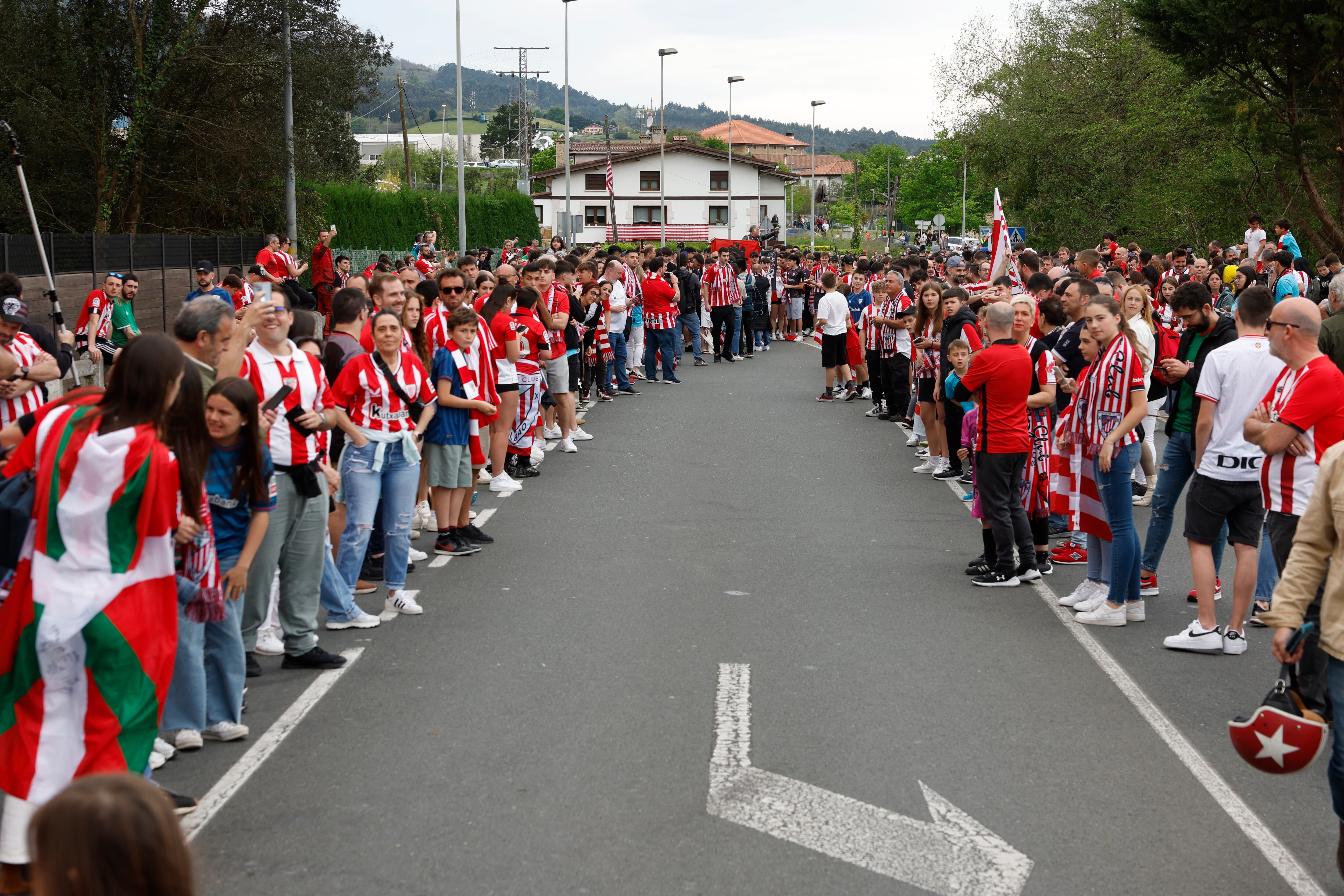 Unos aficionados se concentran para despedir a los jugadores del Athletic cerca de sus instalaciones de Lezama (Bizkaia).