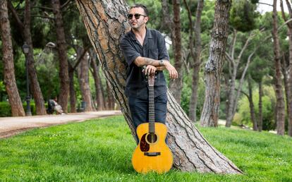 El músico gallego Néstor Pardo, en el parque del Oeste de Madrid.